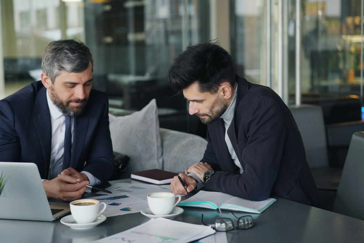 Contador de ROYAL OUTSOURCING revisando cifras junto al equipo contable interno de un cliente