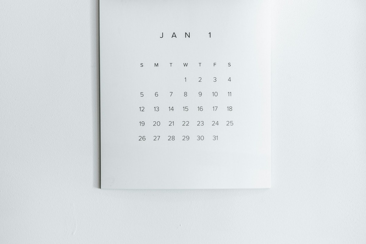 Contador de ROYAL OUTSOURCING revisando el calendario tributario y las declaraciones de un cliente